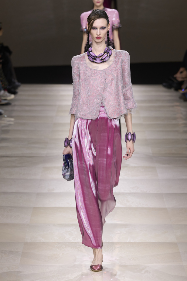 Armani Privè ربيع وصيف 2024 للأزياء الراقية... يتلاعب المصمم الأسطوري بالـكوتور ليوسع معانيه ويكسر دائرة إلهامه لِيخاطب امرأة العالم من الغرب الى الشرق