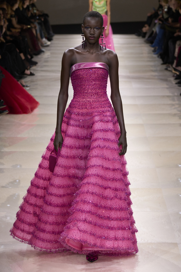 Armani Privè ربيع وصيف 2024 للأزياء الراقية... يتلاعب المصمم الأسطوري بالـكوتور ليوسع معانيه ويكسر دائرة إلهامه لِيخاطب امرأة العالم من الغرب الى الشرق