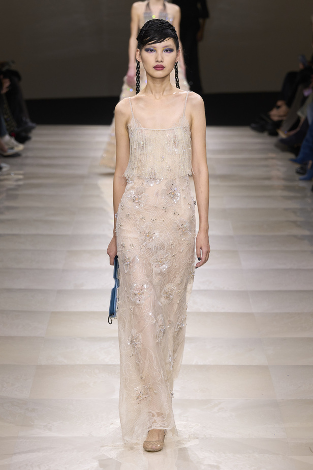 Armani Privè ربيع وصيف 2024 للأزياء الراقية... يتلاعب المصمم الأسطوري بالـكوتور ليوسع معانيه ويكسر دائرة إلهامه لِيخاطب امرأة العالم من الغرب الى الشرق