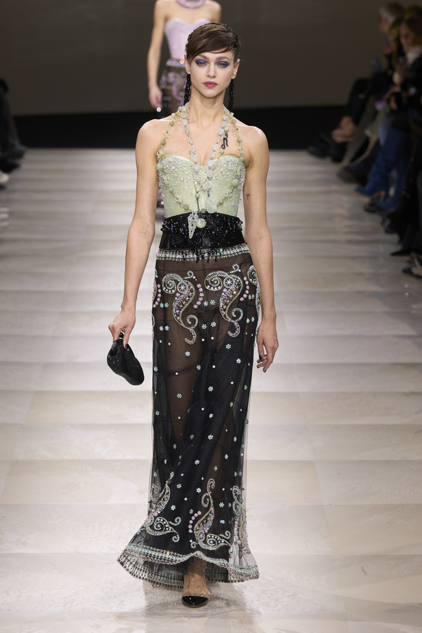 Armani Privè ربيع وصيف 2024 للأزياء الراقية... يتلاعب المصمم الأسطوري بالـكوتور ليوسع معانيه ويكسر دائرة إلهامه لِيخاطب امرأة العالم من الغرب الى الشرق