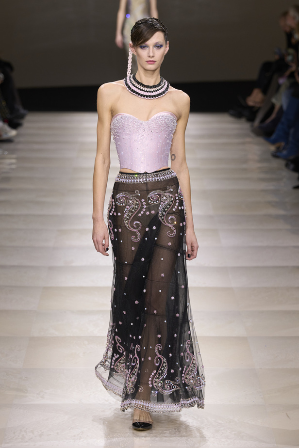 Armani Privè ربيع وصيف 2024 للأزياء الراقية... يتلاعب المصمم الأسطوري بالـكوتور ليوسع معانيه ويكسر دائرة إلهامه لِيخاطب امرأة العالم من الغرب الى الشرق