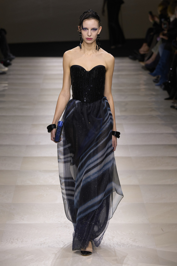 Armani Privè ربيع وصيف 2024 للأزياء الراقية... يتلاعب المصمم الأسطوري بالـكوتور ليوسع معانيه ويكسر دائرة إلهامه لِيخاطب امرأة العالم من الغرب الى الشرق