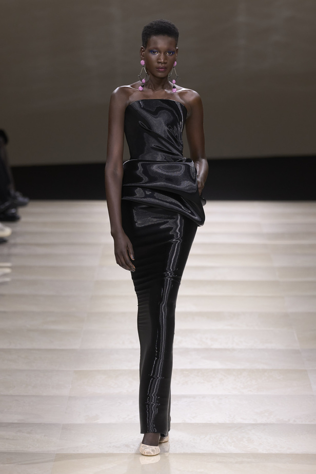 Armani Privè ربيع وصيف 2024 للأزياء الراقية... يتلاعب المصمم الأسطوري بالـكوتور ليوسع معانيه ويكسر دائرة إلهامه لِيخاطب امرأة العالم من الغرب الى الشرق