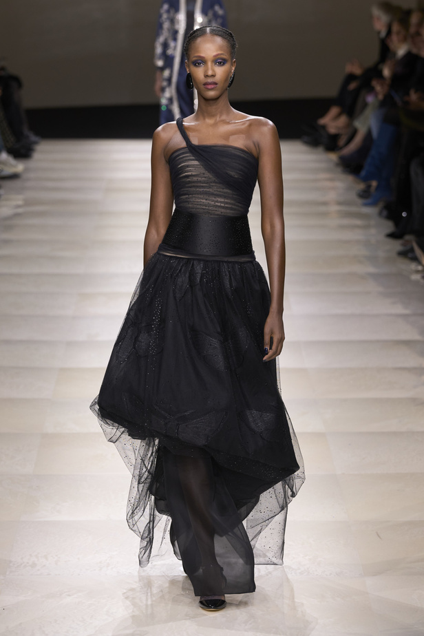 Armani Privè ربيع وصيف 2024 للأزياء الراقية... يتلاعب المصمم الأسطوري بالـكوتور ليوسع معانيه ويكسر دائرة إلهامه لِيخاطب امرأة العالم من الغرب الى الشرق