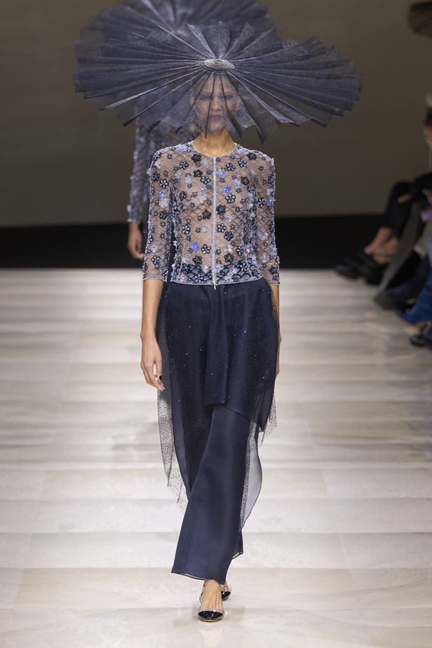 Armani Privè ربيع وصيف 2024 للأزياء الراقية... يتلاعب المصمم الأسطوري بالـكوتور ليوسع معانيه ويكسر دائرة إلهامه لِيخاطب امرأة العالم من الغرب الى الشرق