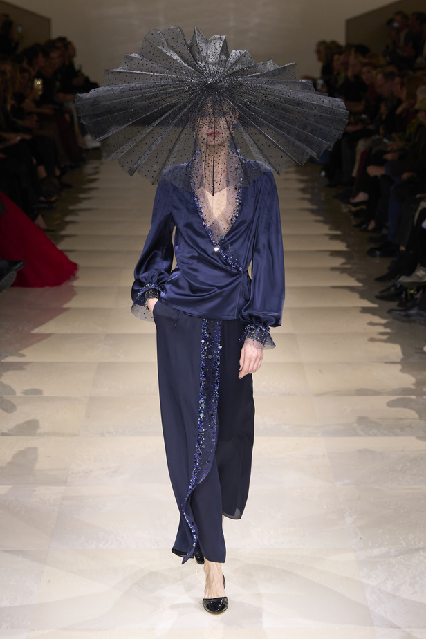 Armani Privè ربيع وصيف 2024 للأزياء الراقية... يتلاعب المصمم الأسطوري بالـكوتور ليوسع معانيه ويكسر دائرة إلهامه لِيخاطب امرأة العالم من الغرب الى الشرق