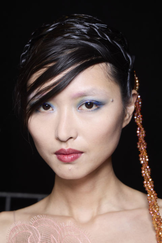 إطلالات جمالية من Armani Privè لربيع وصيف 2024 للأزياء الراقية