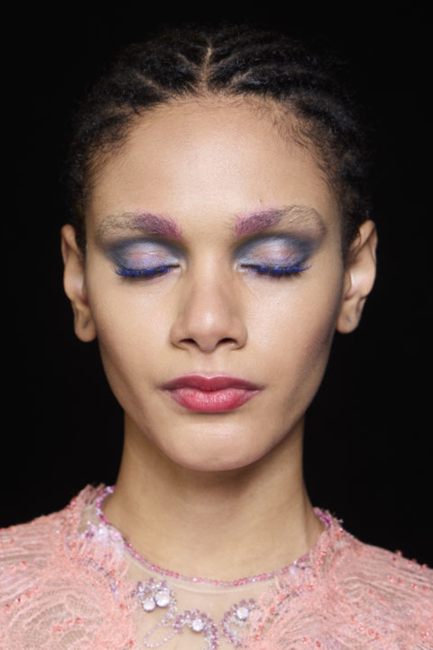 إطلالات جمالية من Armani Privè لربيع وصيف 2024 للأزياء الراقية