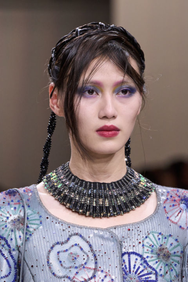 إطلالات جمالية من Armani Privè لربيع وصيف 2024 للأزياء الراقية