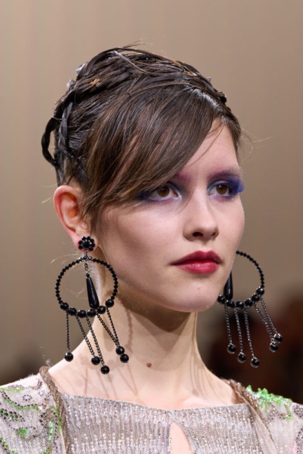 إطلالات جمالية من Armani Privè لربيع وصيف 2024 للأزياء الراقية