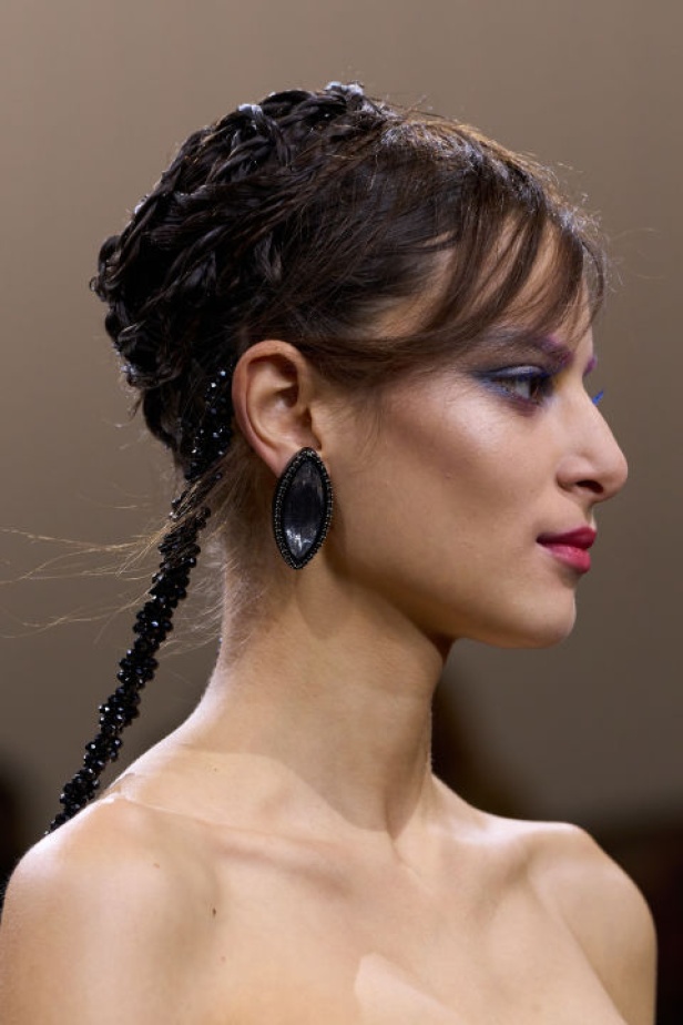 إطلالات جمالية من Armani Privè لربيع وصيف 2024 للأزياء الراقية