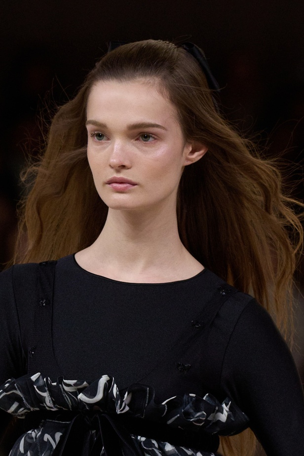 إطلالات جمالية في عرض أزياء CHANEL للأزياء الراقية لموسم ربيع وصيف 2024