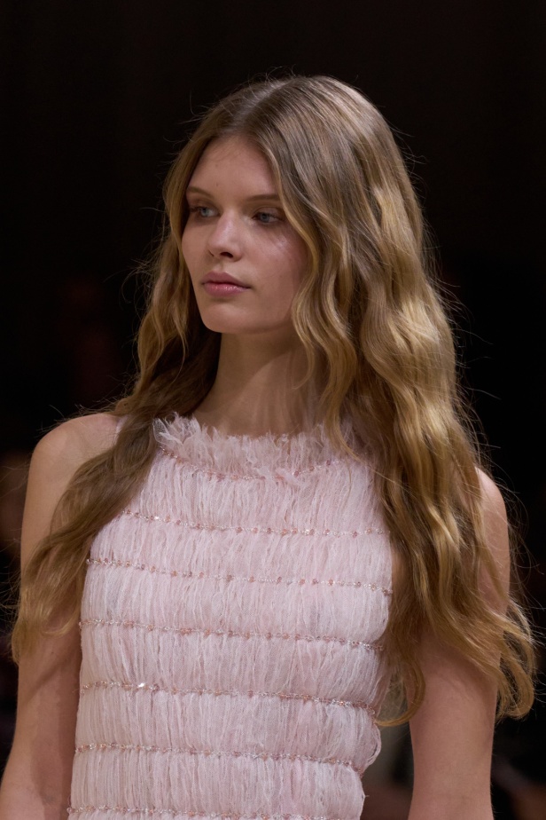 في مانشستر البريطانية.. تلتقي حرفة شانيل بعمق ثقافة المدينة الصناعي والموسيقي والرياضي CHANEL 2023/24 Métiers d'art collection