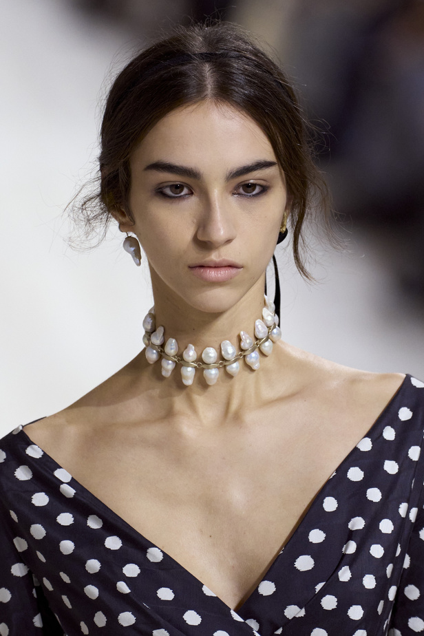 مجموعة مبتكرة لدار كريستيان ديور فيها مزيج ذكي من الفن والإبداع والتاريخ والتراث