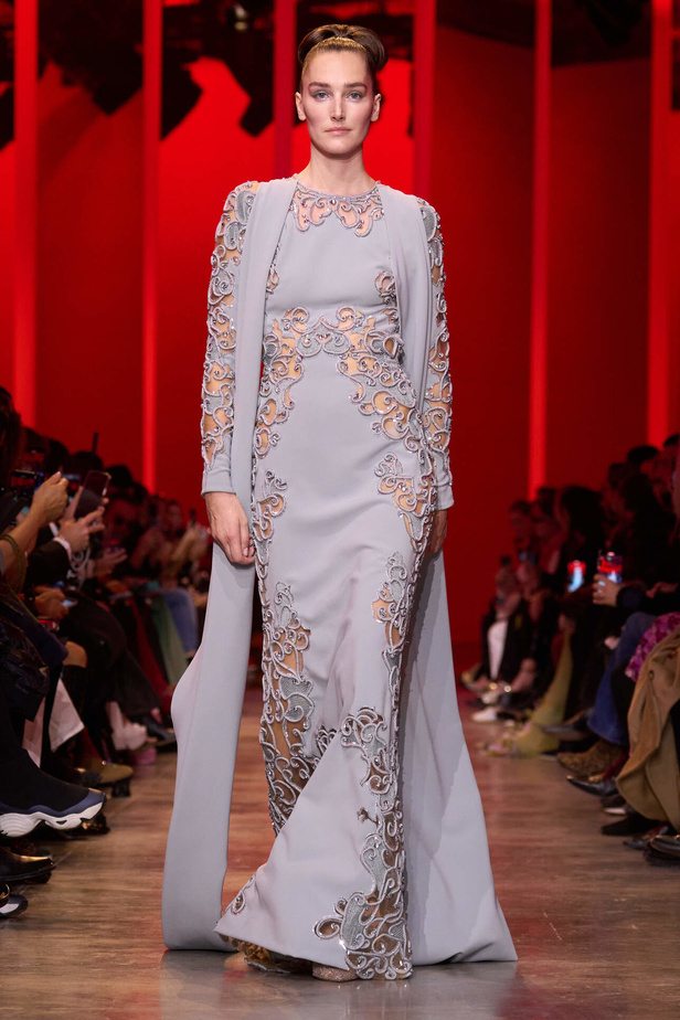 مجموعة Elie Saab لربيع وصيف 2024 في باريس