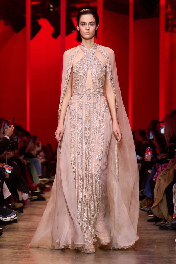 مجموعة Elie Saab لربيع وصيف 2024 في باريس