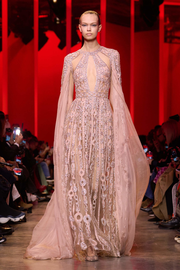 مجموعة Elie Saab لربيع وصيف 2024 في باريس