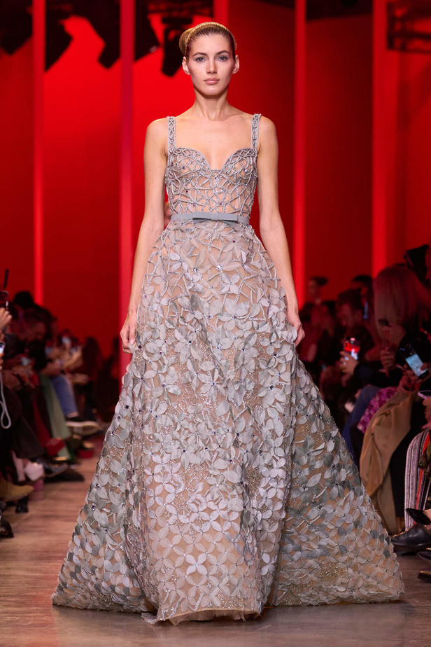 مجموعة Elie Saab لربيع وصيف 2024 في باريس