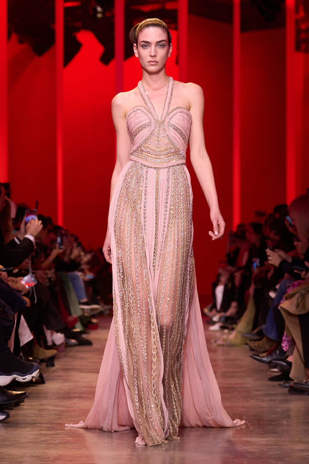 مجموعة Elie Saab لربيع وصيف 2024 في باريس
