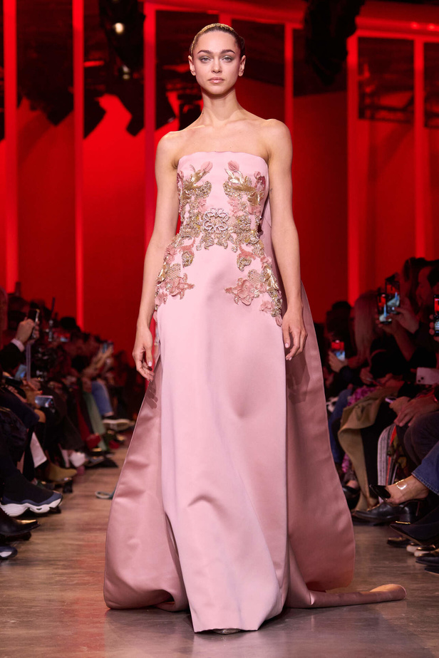 مجموعة Elie Saab لربيع وصيف 2024 في باريس