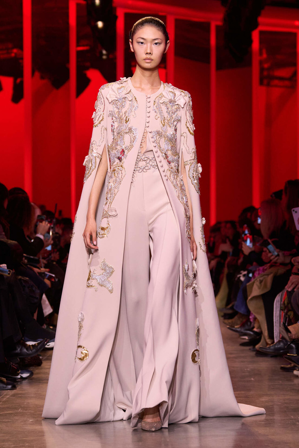 مجموعة Elie Saab لربيع وصيف 2024 في باريس