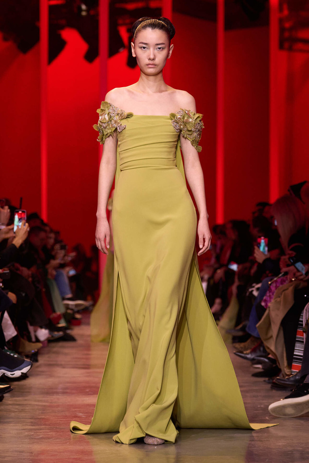 مجموعة Elie Saab لربيع وصيف 2024 في باريس