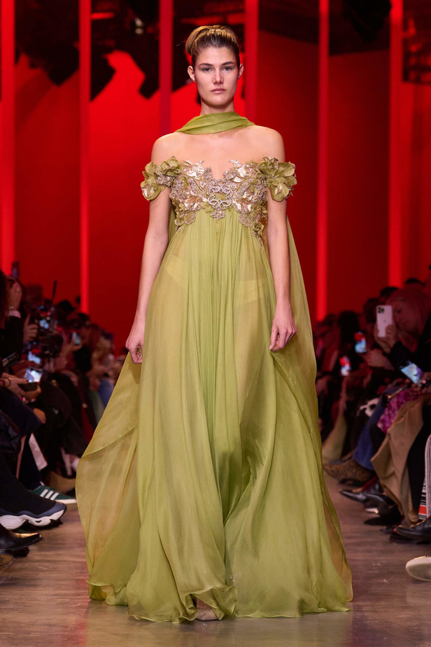 مجموعة Elie Saab لربيع وصيف 2024 في باريس