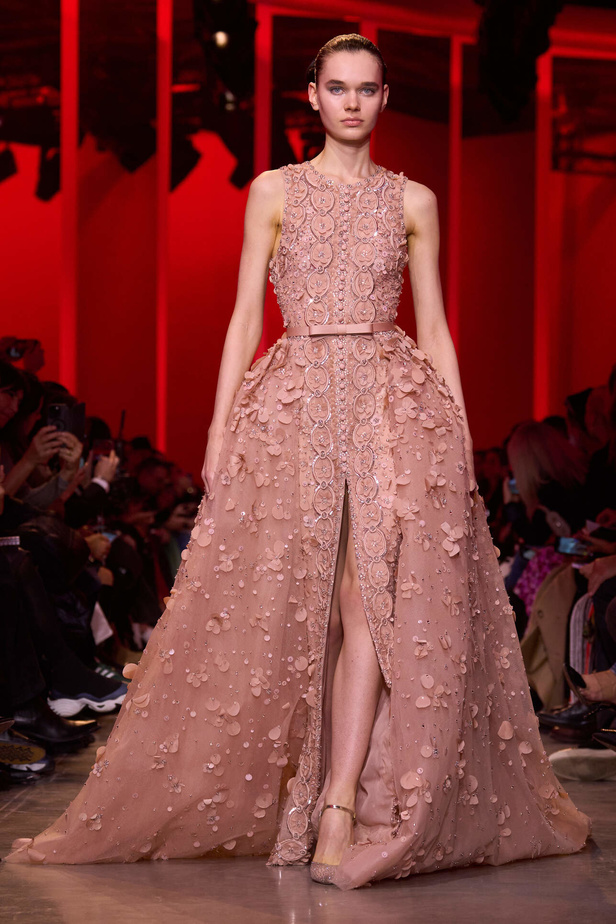مجموعة Elie Saab لربيع وصيف 2024 في باريس