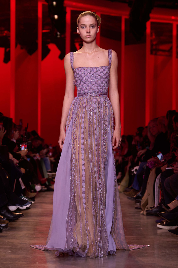 مجموعة Elie Saab لربيع وصيف 2024 في باريس