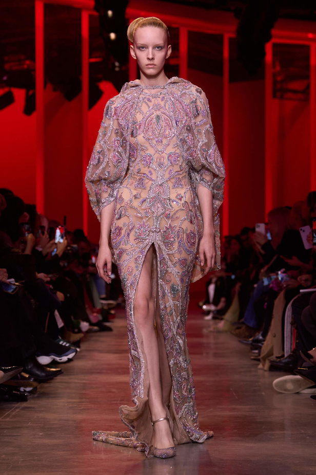 مجموعة Elie Saab لربيع وصيف 2024 في باريس