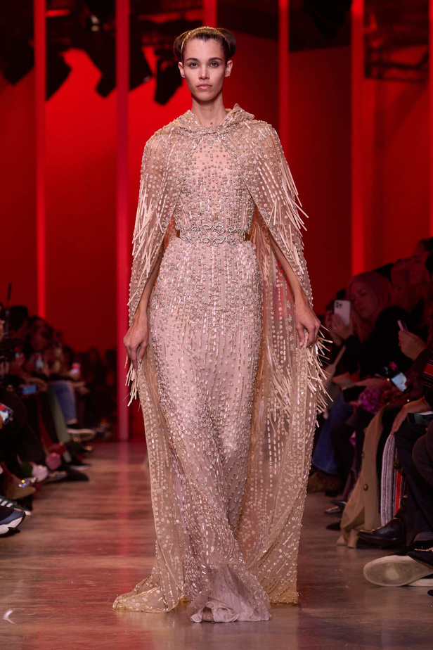 مجموعة Elie Saab لربيع وصيف 2024 في باريس