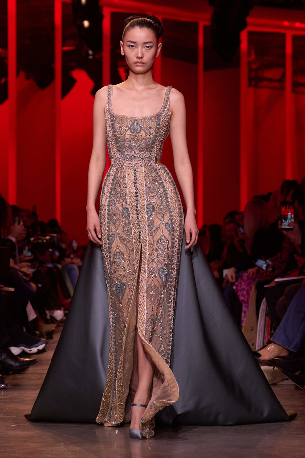 مجموعة Elie Saab لربيع وصيف 2024 في باريس