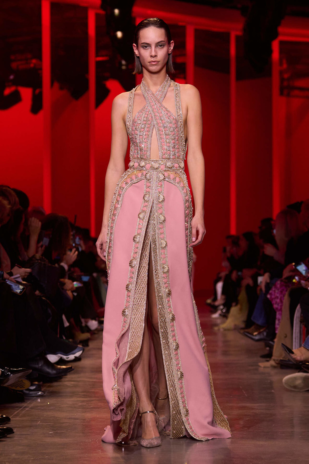 مجموعة Elie Saab لربيع وصيف 2024 في باريس