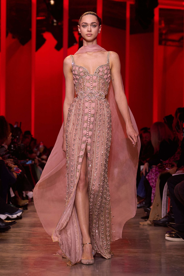 مجموعة Elie Saab لربيع وصيف 2024 في باريس