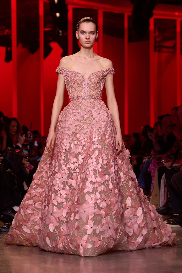 مجموعة Elie Saab لربيع وصيف 2024 في باريس