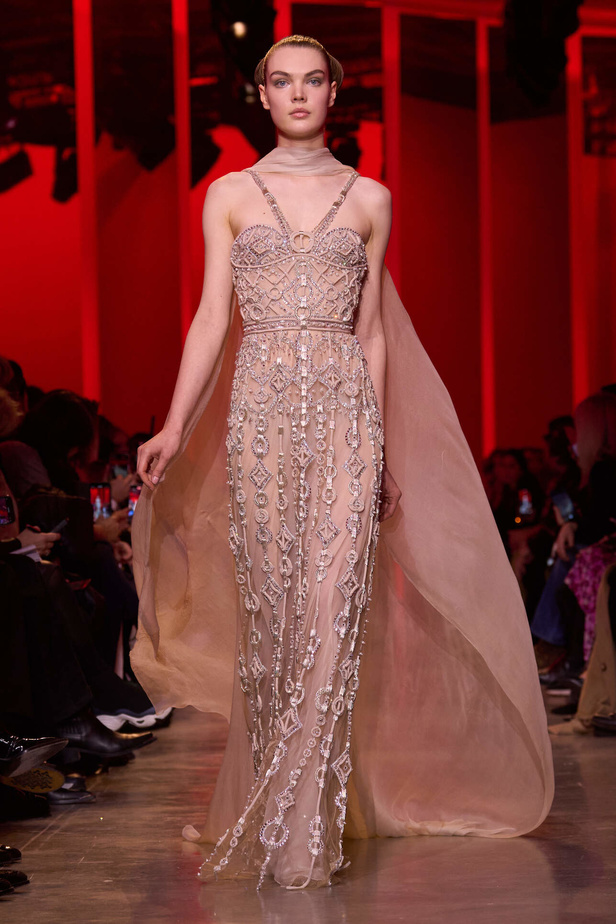 مجموعة Elie Saab لربيع وصيف 2024 في باريس