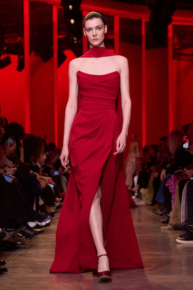 مجموعة Elie Saab لربيع وصيف 2024 في باريس