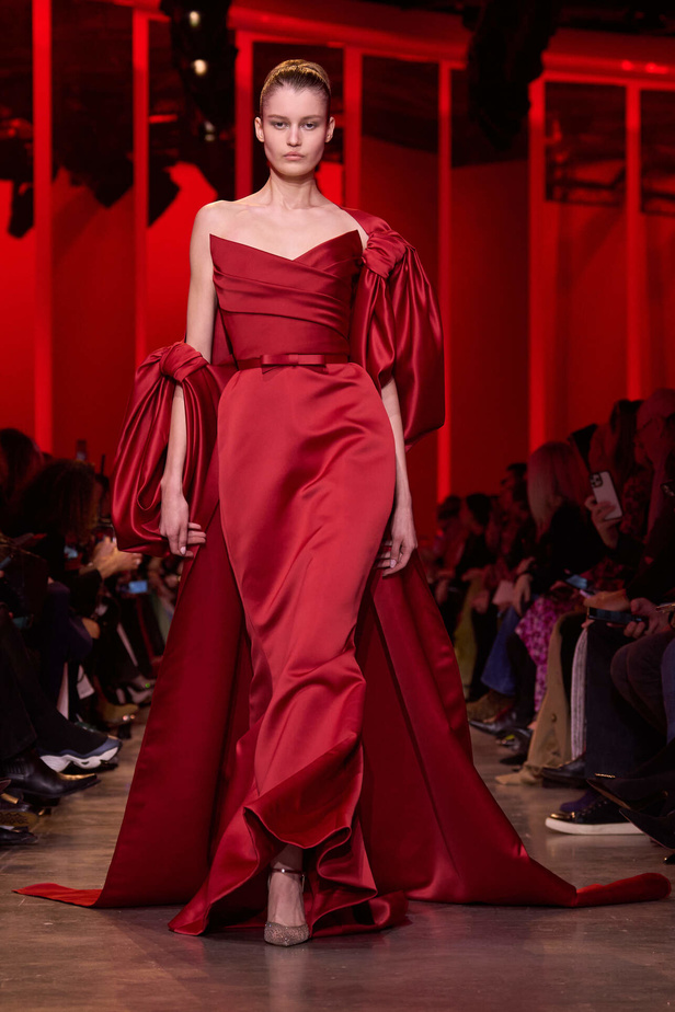 مجموعة Elie Saab لربيع وصيف 2024 في باريس