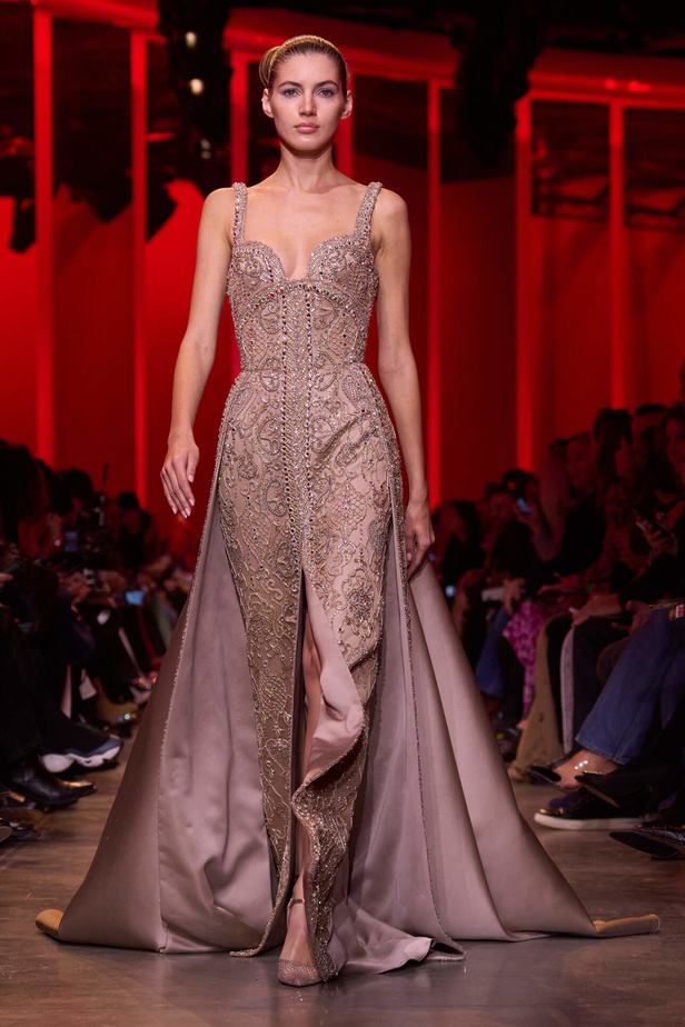 مجموعة Elie Saab لربيع وصيف 2024 في باريس