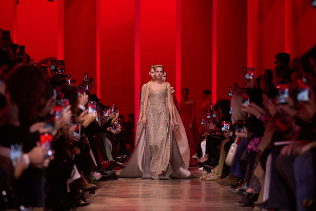 مجموعة Elie Saab لربيع وصيف 2024 في باريس