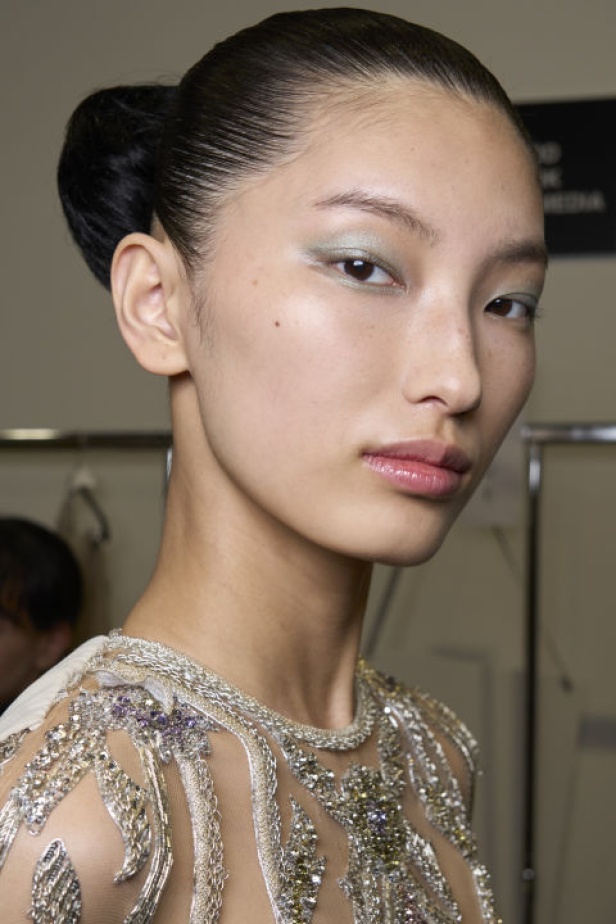 إطلالات جمالية من مجموعة Elie Saab لربيع وصيف 2024 في باريس