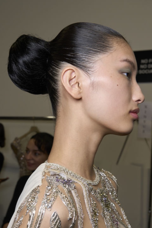 إطلالات جمالية من مجموعة Elie Saab لربيع وصيف 2024 في باريس