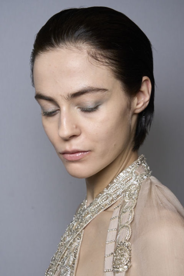 إطلالات جمالية من مجموعة Elie Saab لربيع وصيف 2024 في باريس