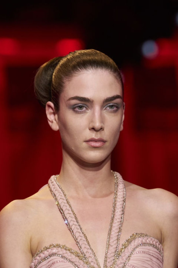 إطلالات جمالية من مجموعة Elie Saab لربيع وصيف 2024 في باريس