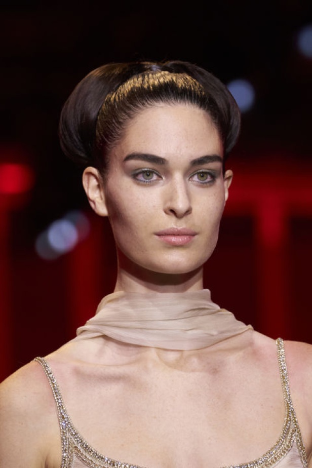 إطلالات جمالية من مجموعة Elie Saab لربيع وصيف 2024 في باريس