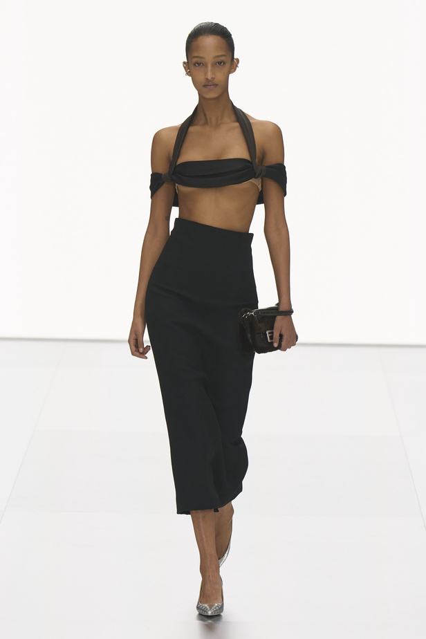 مجموعة Fendi للهوت كوتور لربيع 2024 قصيدة خيالية لمستقبل الانسان