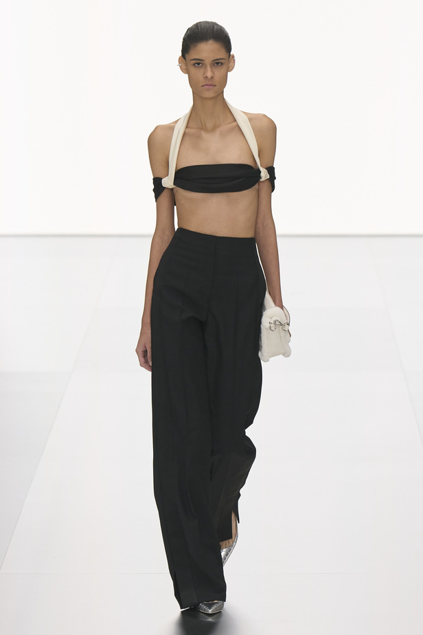 مجموعة Fendi للهوت كوتور لربيع 2024 قصيدة خيالية لمستقبل الانسان