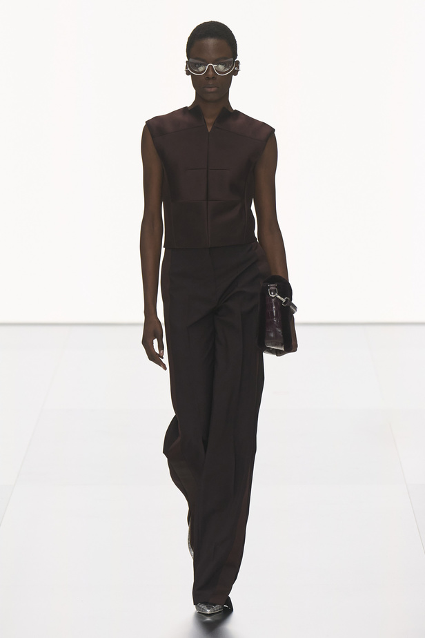 مجموعة Fendi للهوت كوتور لربيع 2024 قصيدة خيالية لمستقبل الانسان