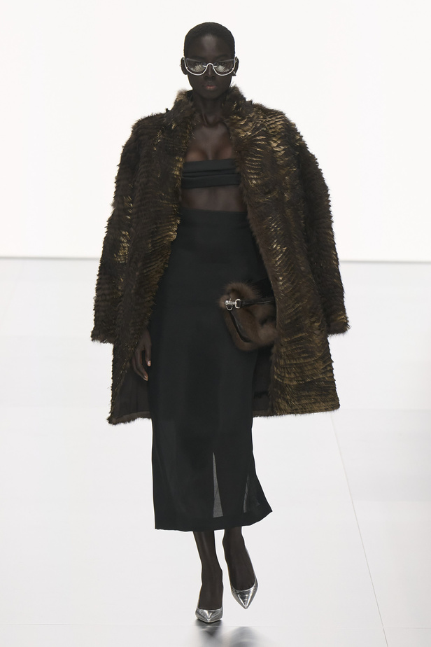 مجموعة Fendi للهوت كوتور لربيع 2024 قصيدة خيالية لمستقبل الانسان