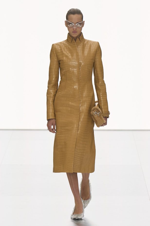 مجموعة Fendi للهوت كوتور لربيع 2024 قصيدة خيالية لمستقبل الانسان